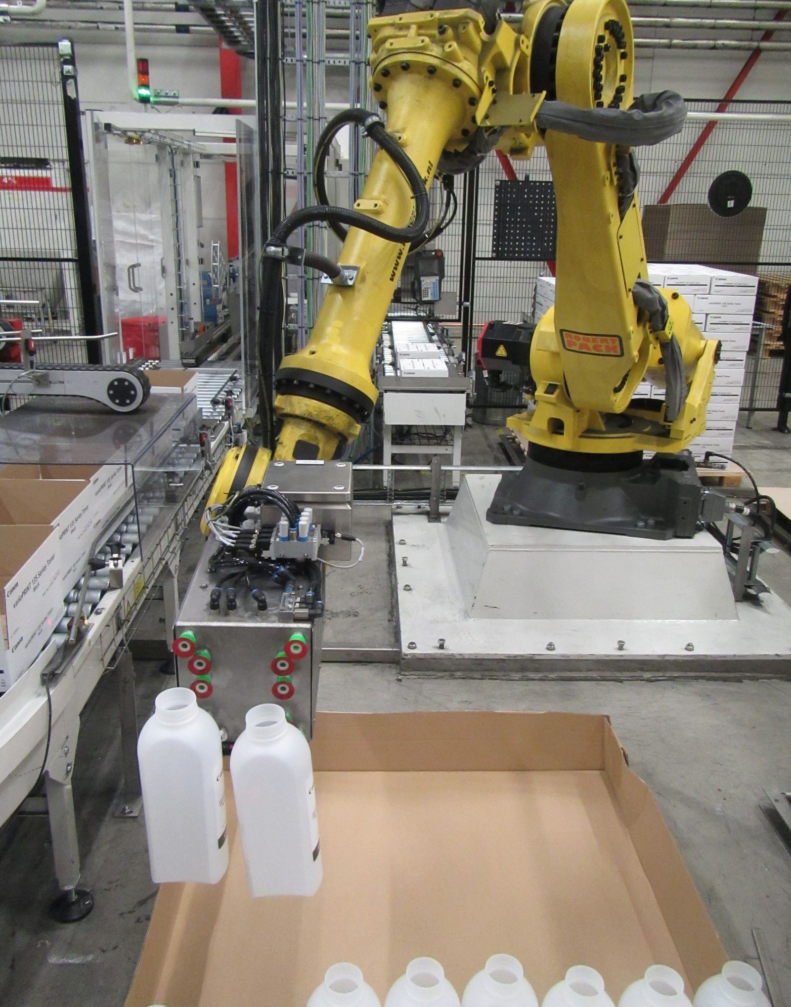 Fanuc-Robertpack-robot-voor-het-oppakken-van-flessen-toner