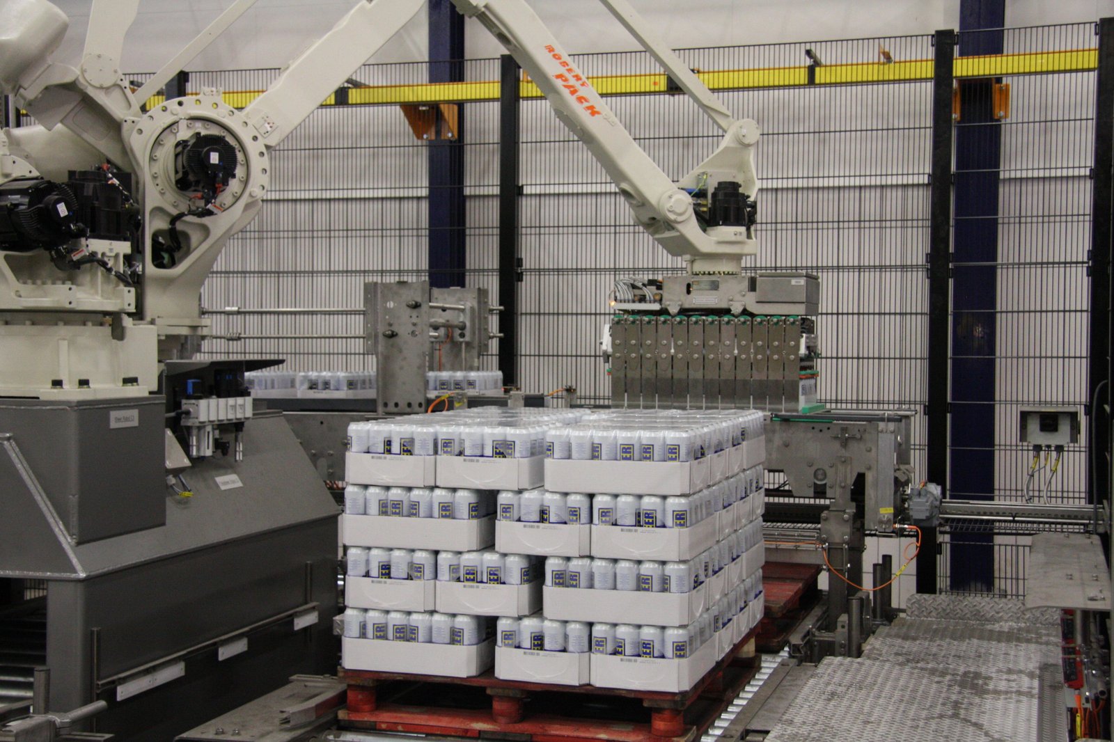 Robertpack-robot-voor-het-palletiseren-van-blik-in-de-drankenindustrie