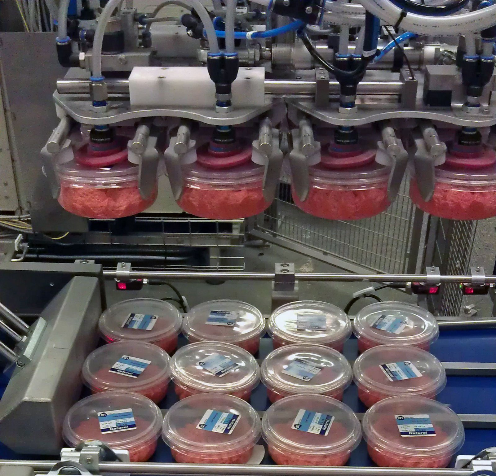 robertpack-robot-voorformeren-bakjes-vleessalade 