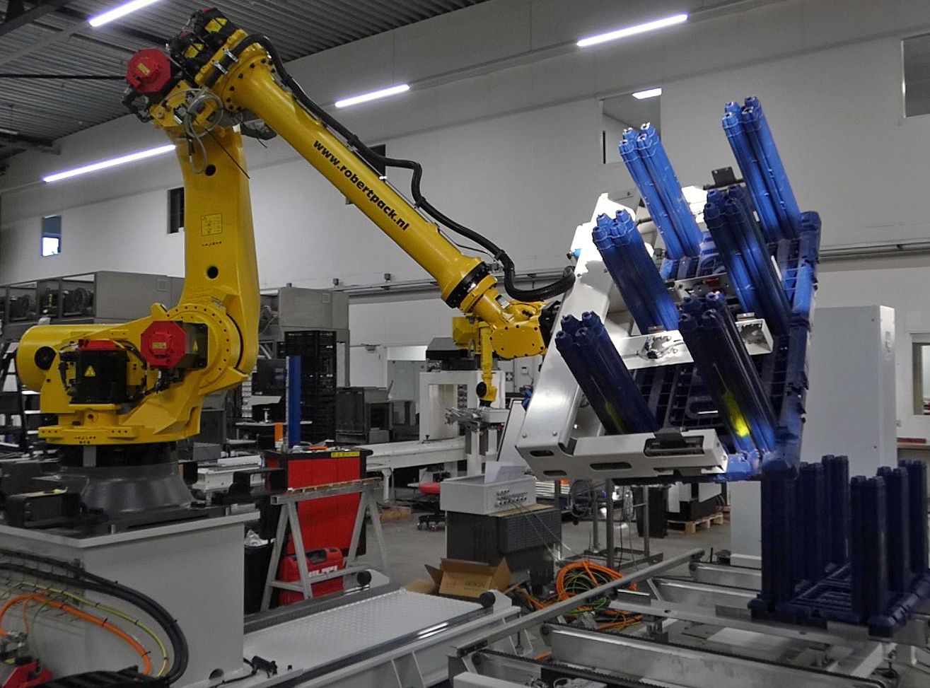 Robertpack-Fanuc-handling-robot-in-de-non-food-industrie